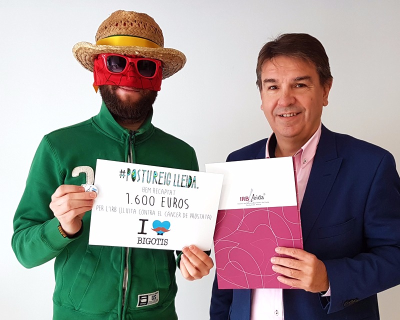El Sr. Postu entrega el taló al responsable de promoció de l'IRBLleida
